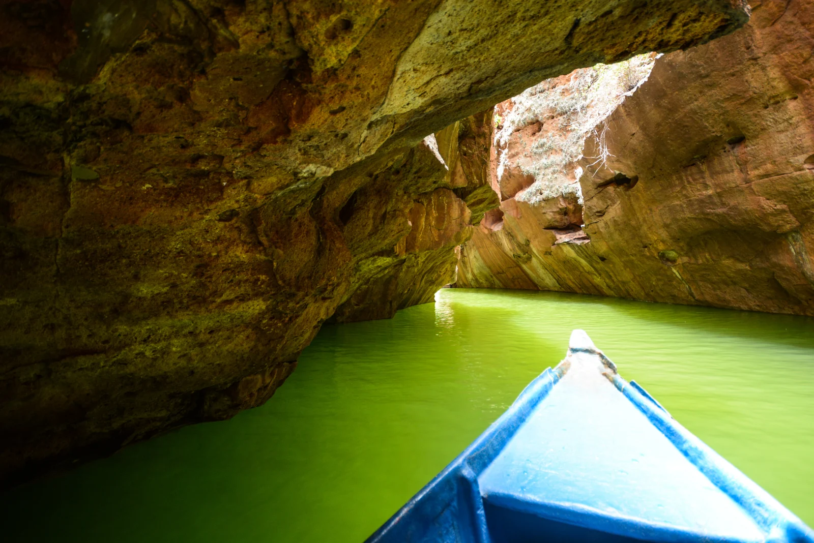 Rio São Francisco entre paredões rochosos na região de Piranhas, Alagoas.
